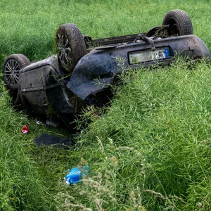 Das Auto landete auf dem Dach in einem Feld.