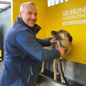 So richtig begeistert ist „Tango“ nicht von der Idee seines Herrchens. Dabei ist das Wasser sogar angenehm warm temperiert.