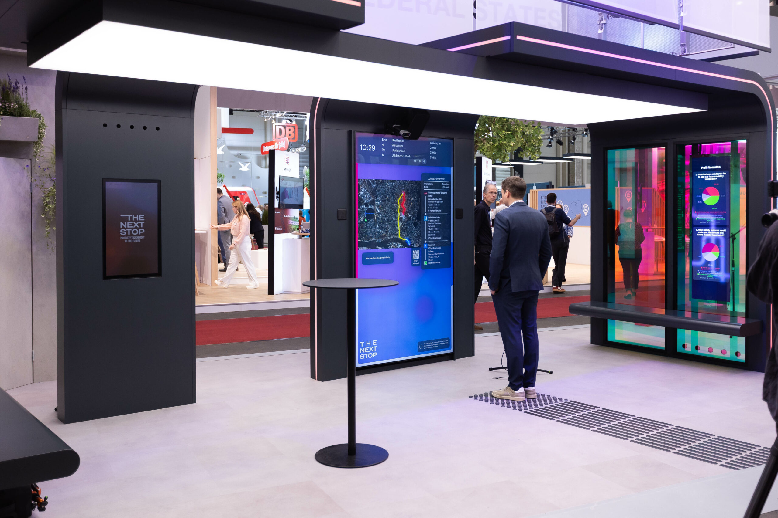 Die Haltestelle der Zukunft wurde auf dem Gelände des Nahverkehrskongresses aufgebaut. Das große Display im Bild arbeitet mit KI.