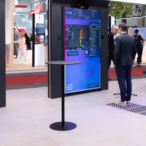 Die Haltestelle der Zukunft wurde auf dem Gelände des Nahverkehrskongresses aufgebaut. Das große Display im Bild arbeitet mit KI.