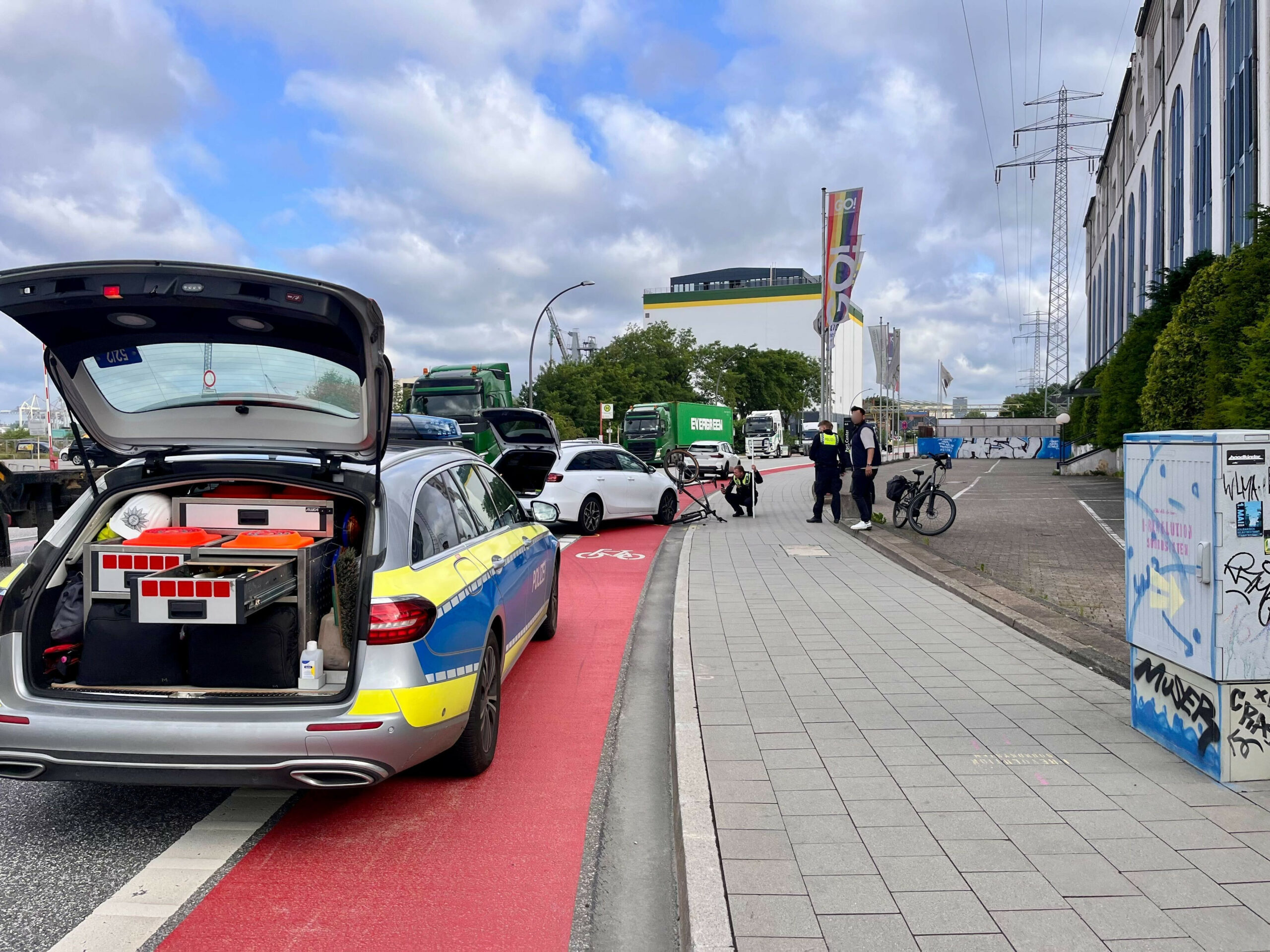 ein Fahrrad unter einem Auto