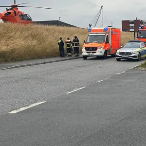 Ein Rollerfahrer schwebt nach einem Zusammenstoß mit einem Pkw in Lebensgefahr.