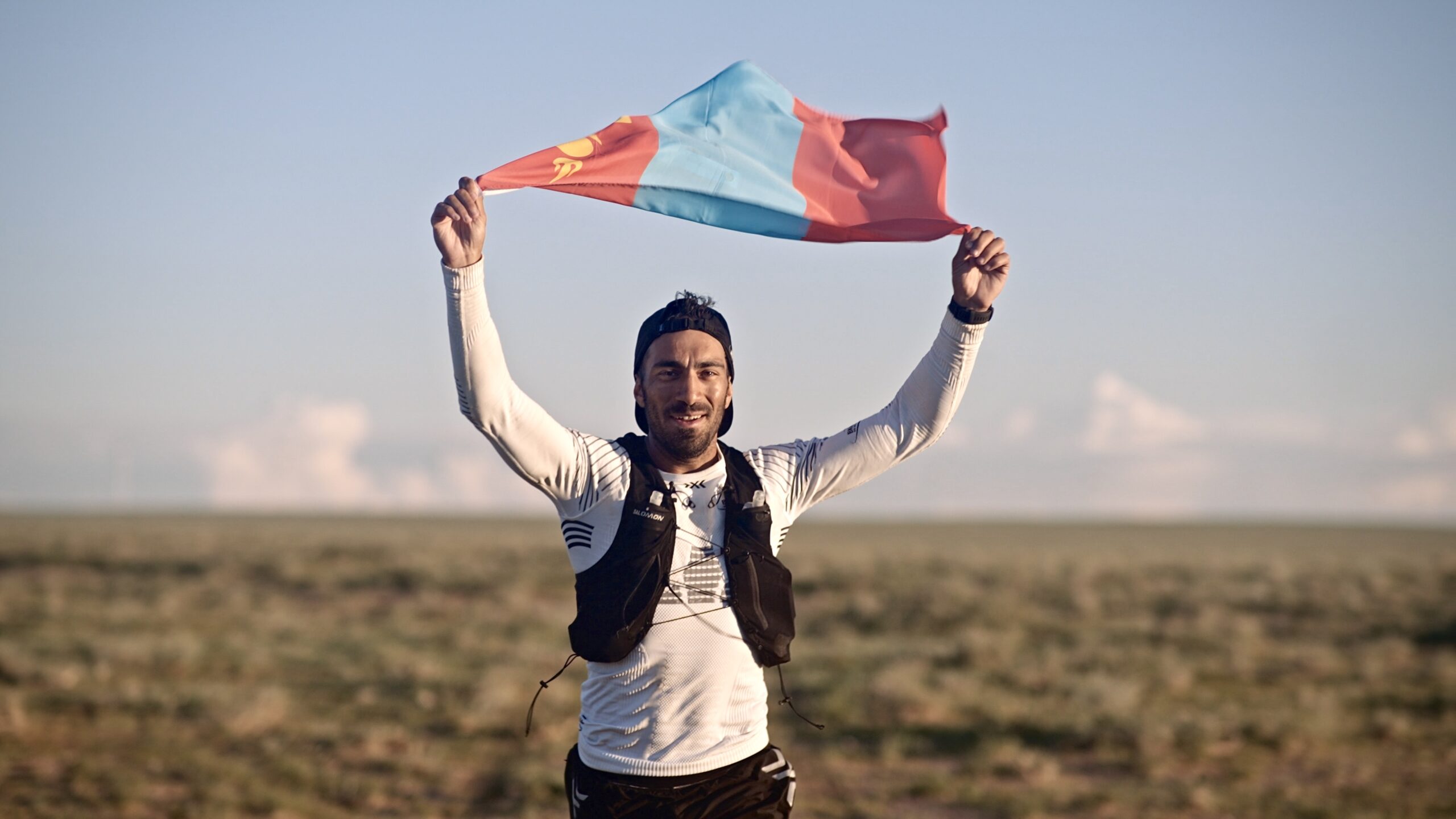 Extremsportler Savas Coban mit einer Flagge