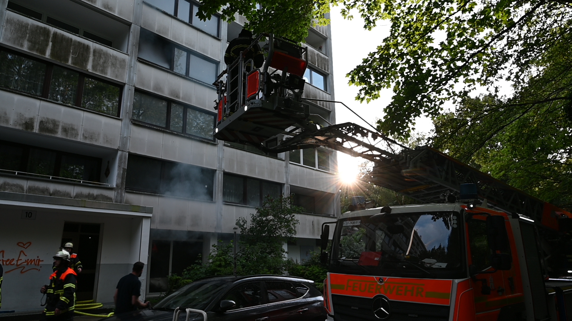 Brennender Müll hat einen Großeinsatz der Feuerwehr in Wilstorf ausgelöst.
