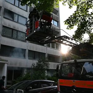 Brennender Müll hat einen Großeinsatz der Feuerwehr in Wilstorf ausgelöst.