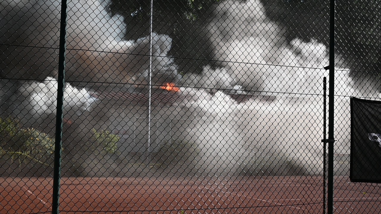Das Vereinsheim des Tennisclubs steht in Flammen.