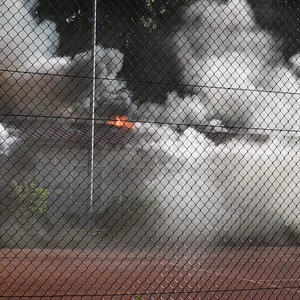 Das Vereinsheim des Tennisclubs steht in Flammen.