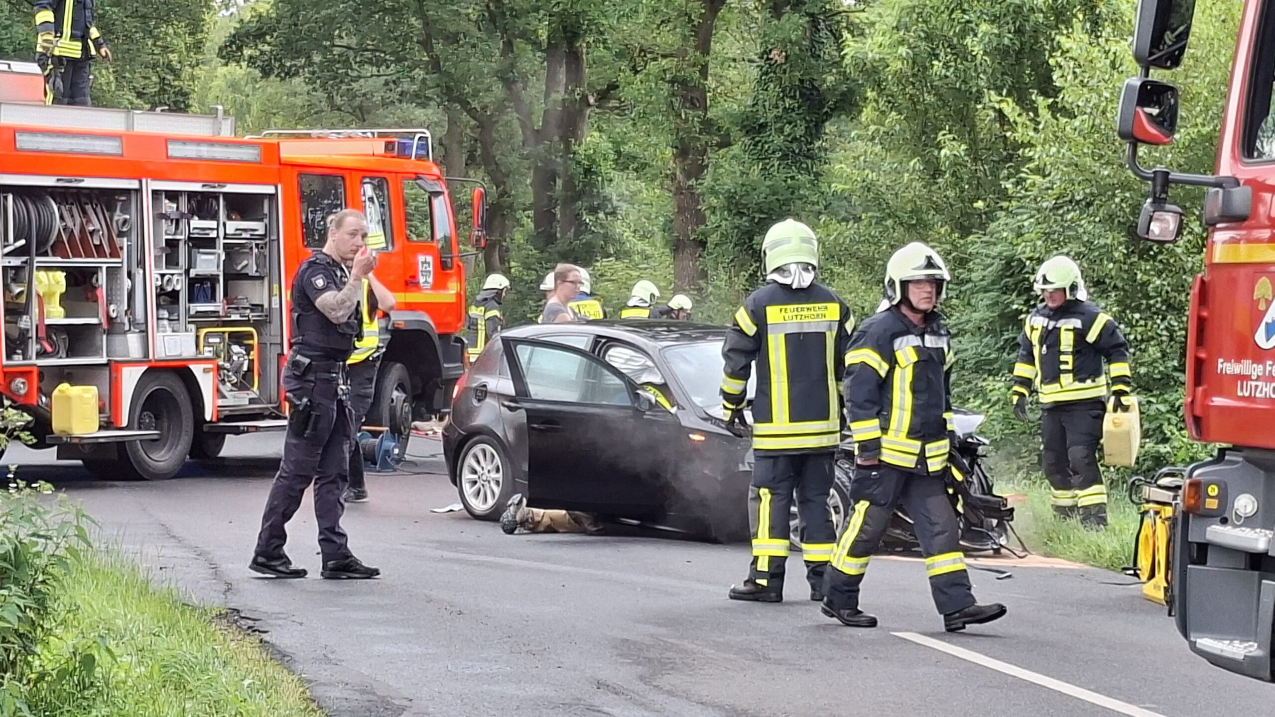 Bei einem Frontalcrash im Kreis Pinneberg sind zwei Menschen schwer verletzt worden.