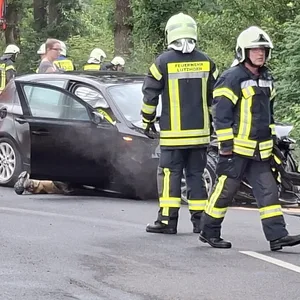 Bei einem Frontalcrash im Kreis Pinneberg sind zwei Menschen schwer verletzt worden.