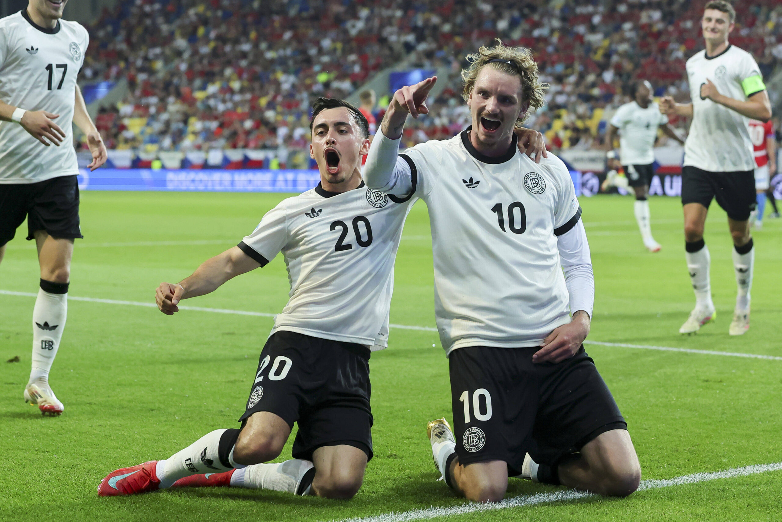 Paul Nebel und Nick Woltemade feiern das deutsche Tor zum 3:0.