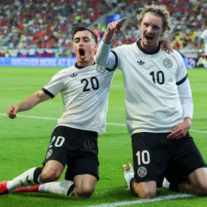 Paul Nebel und Nick Woltemade feiern das deutsche Tor zum 3:0.