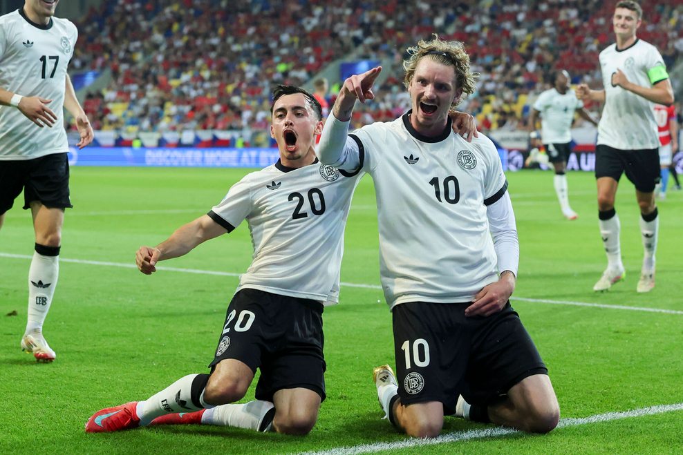 Paul Nebel und Nick Woltemade feiern das deutsche Tor zum 3:0.
