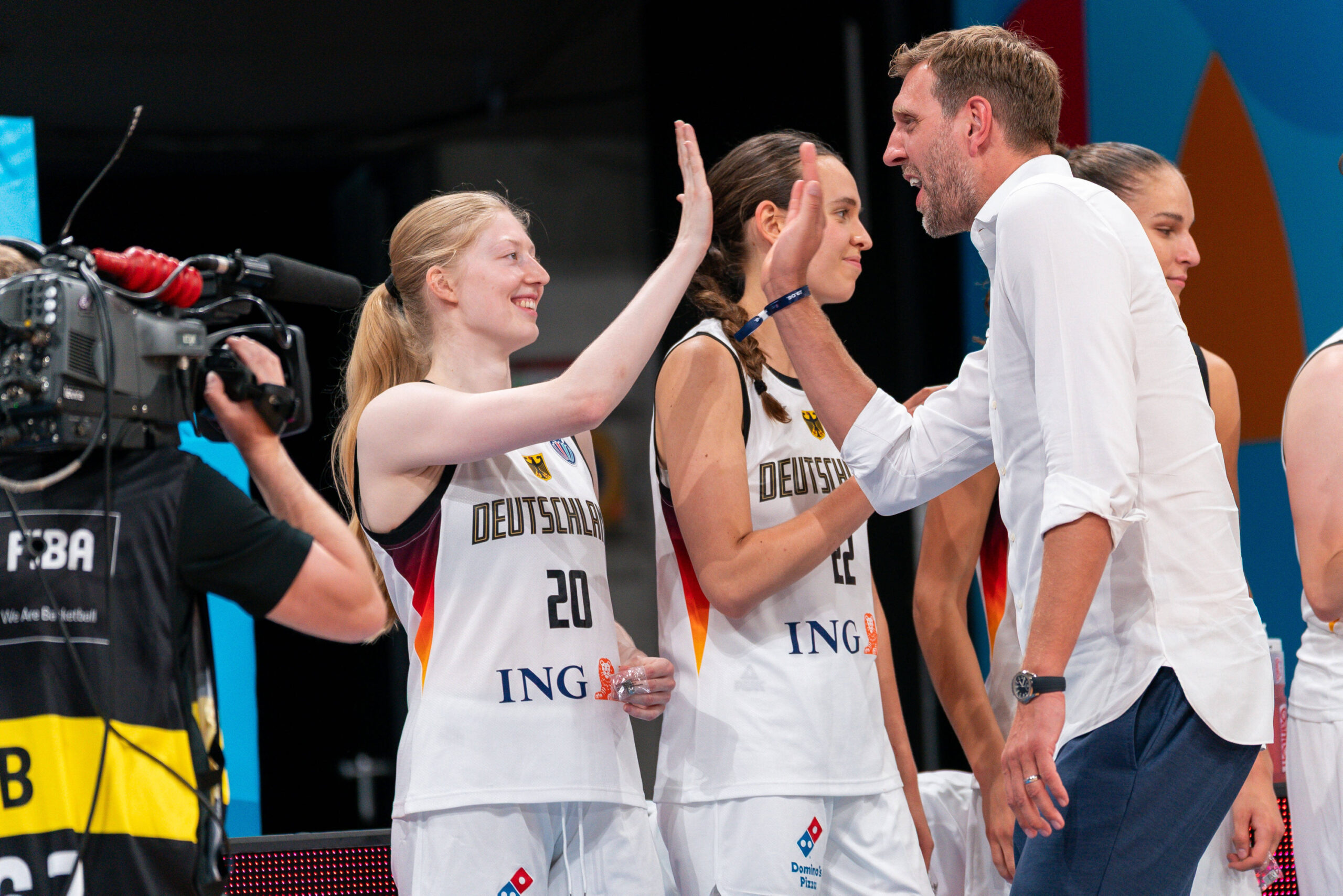 Dirk Nowitzki klatscht mit Frieda Bühner ab