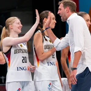 Dirk Nowitzki klatscht mit Frieda Bühner ab