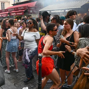 Menschen bei derFeier in Paris.