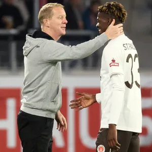 Timo Schultz mit Nathanael Kukanda