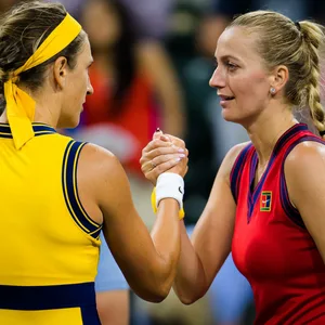 Petra Kvitova beim Shakehands mit Victoria Azarenka