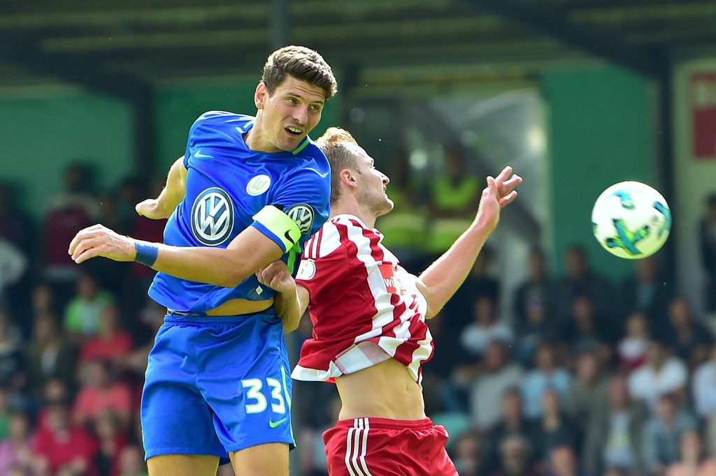 Wolfsburgs Mario Gomez 2017 im Duell mit dem Norderstedter Marin Mandic