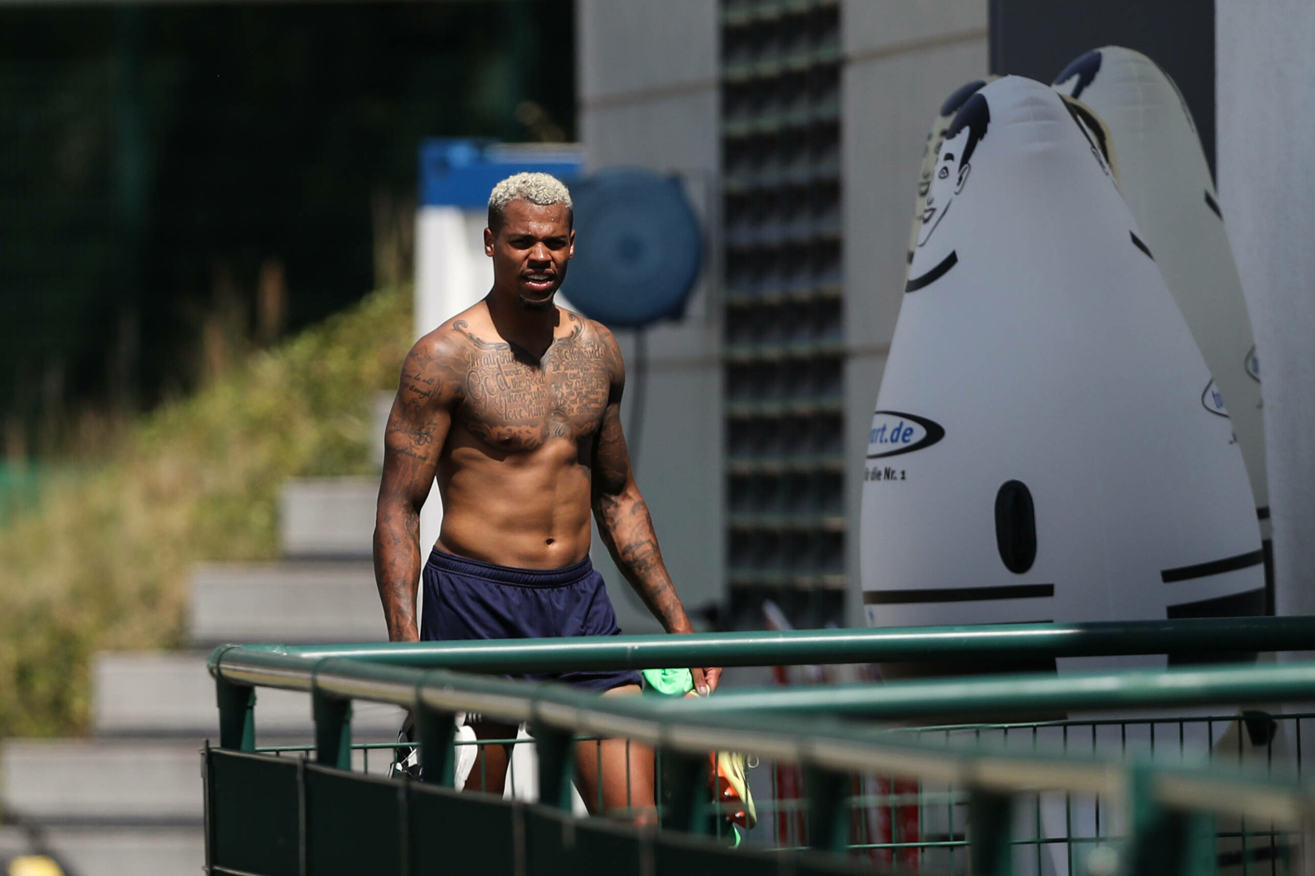 Lukas Nmecha mit nacktem Oberkörper