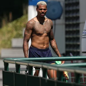 Lukas Nmecha mit nacktem Oberkörper