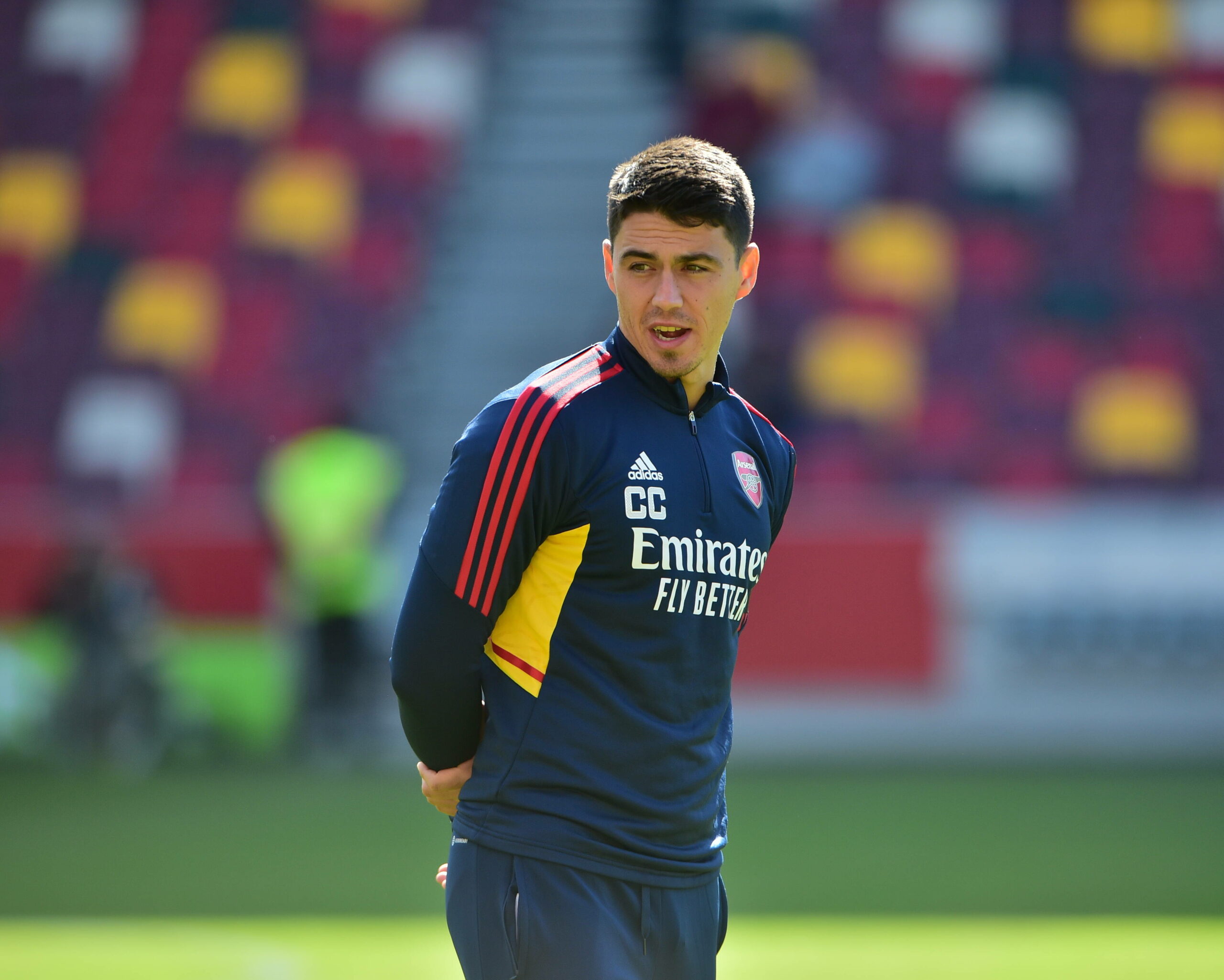 Carlos Cuesta während eines Premier League Spiel zwischen Brentford und Arsenal.