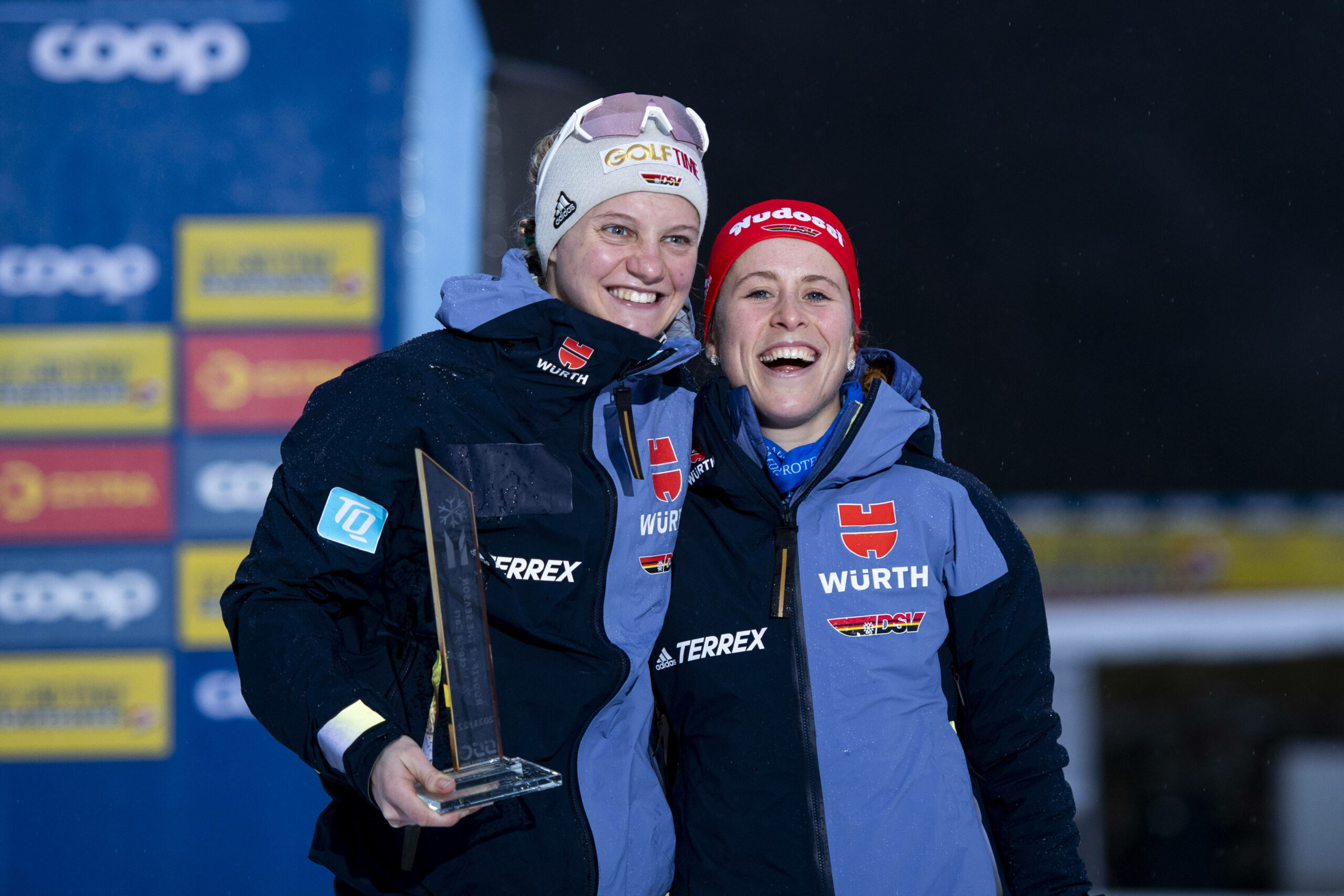 Victoria Carl(l.) Katharina Hennig bei der Siegerehrung der Olympischen Spiele in Peking.