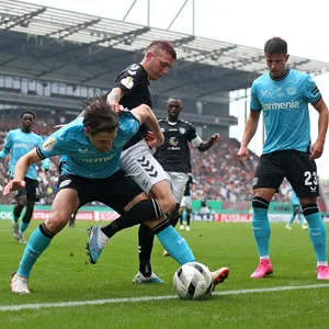 Teutonias Fabian Istefo kämpft mit dem Leverkusener Jonas Hofmann um den Ball.