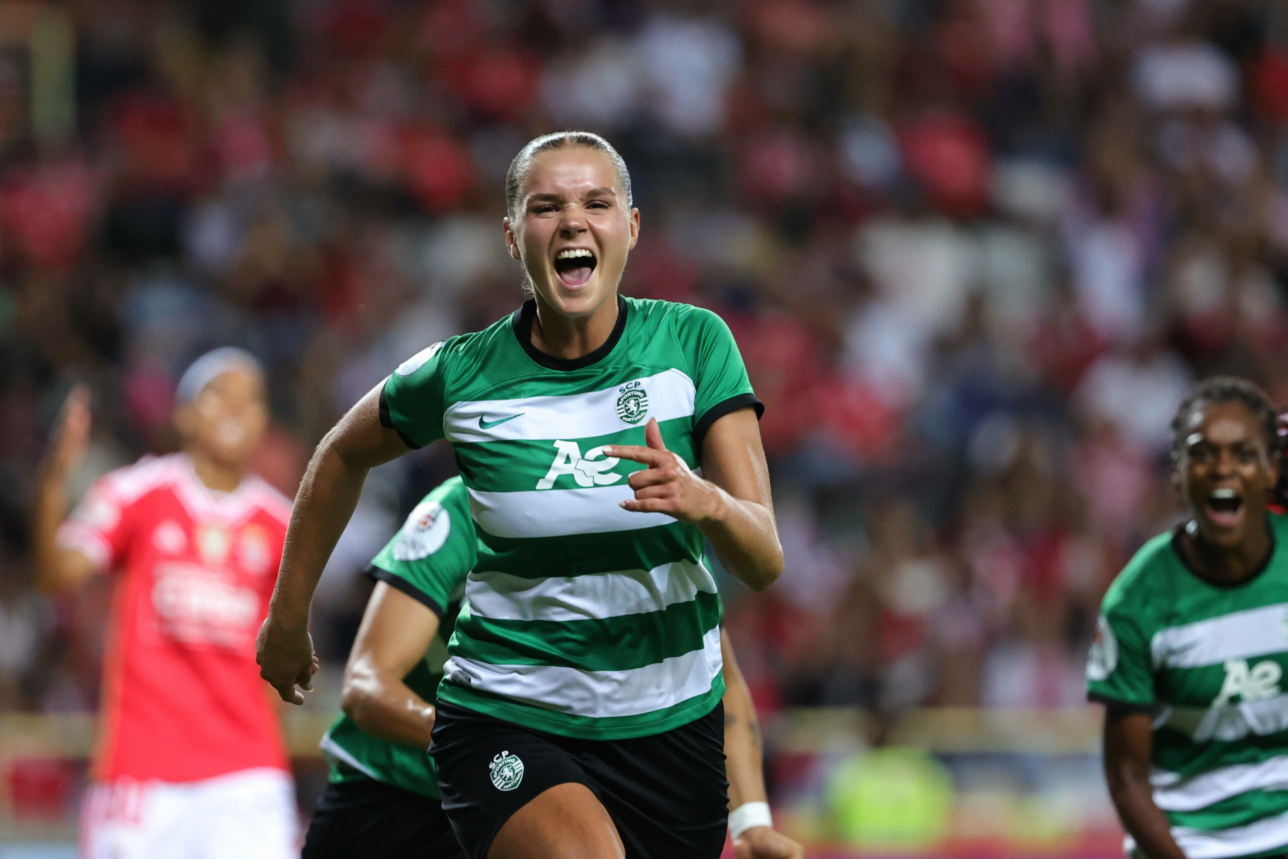 Andrea Norheim jubelt während eines Spiels gegen Benfica Lissabon.