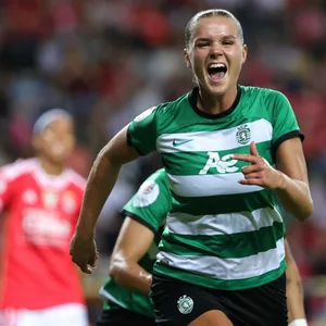 Andrea Norheim jubelt während eines Spiels gegen Benfica Lissabon.