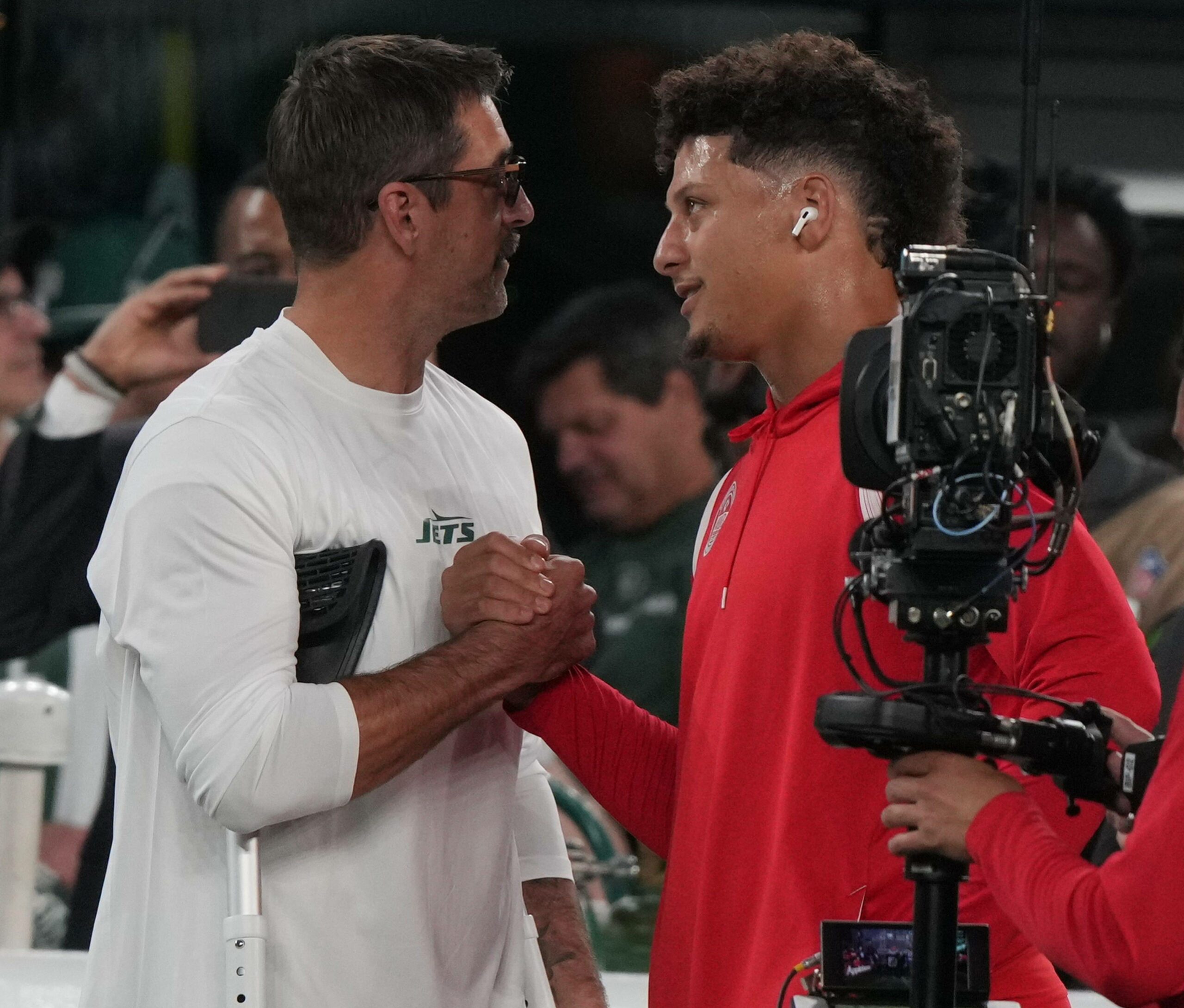 Aaron Rodgers und Patrick Mahomes tauschen sich aus.