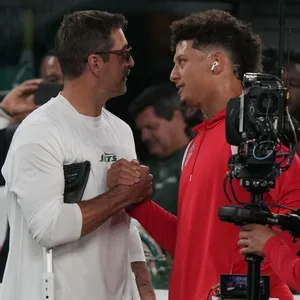 Aaron Rodgers und Patrick Mahomes tauschen sich aus.