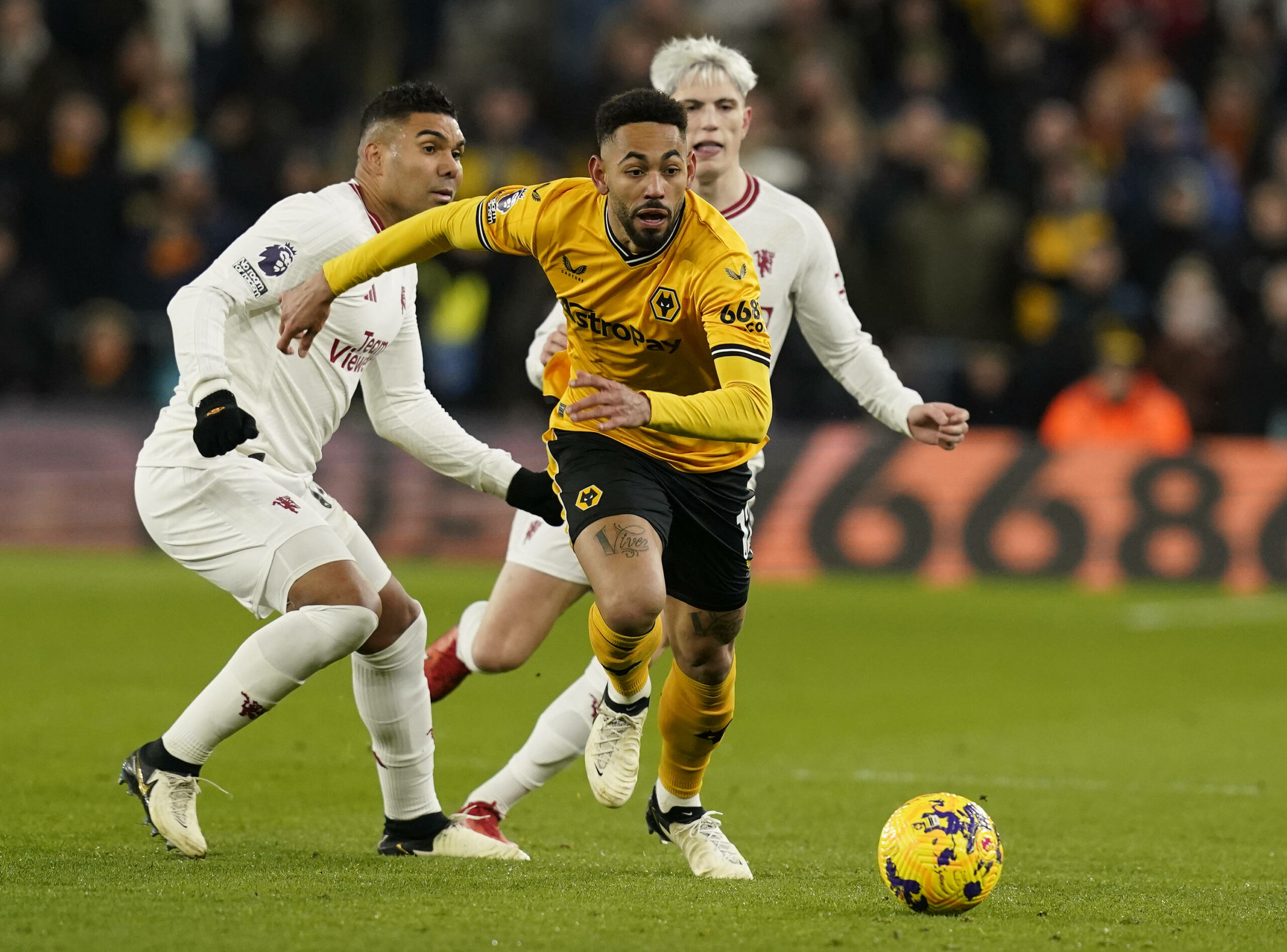 Matheus Cunha im Zweikampf gegen Casemiro und Garnacho