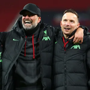 Pepijn Lijnders steht rechts neben Jürgen Klopp