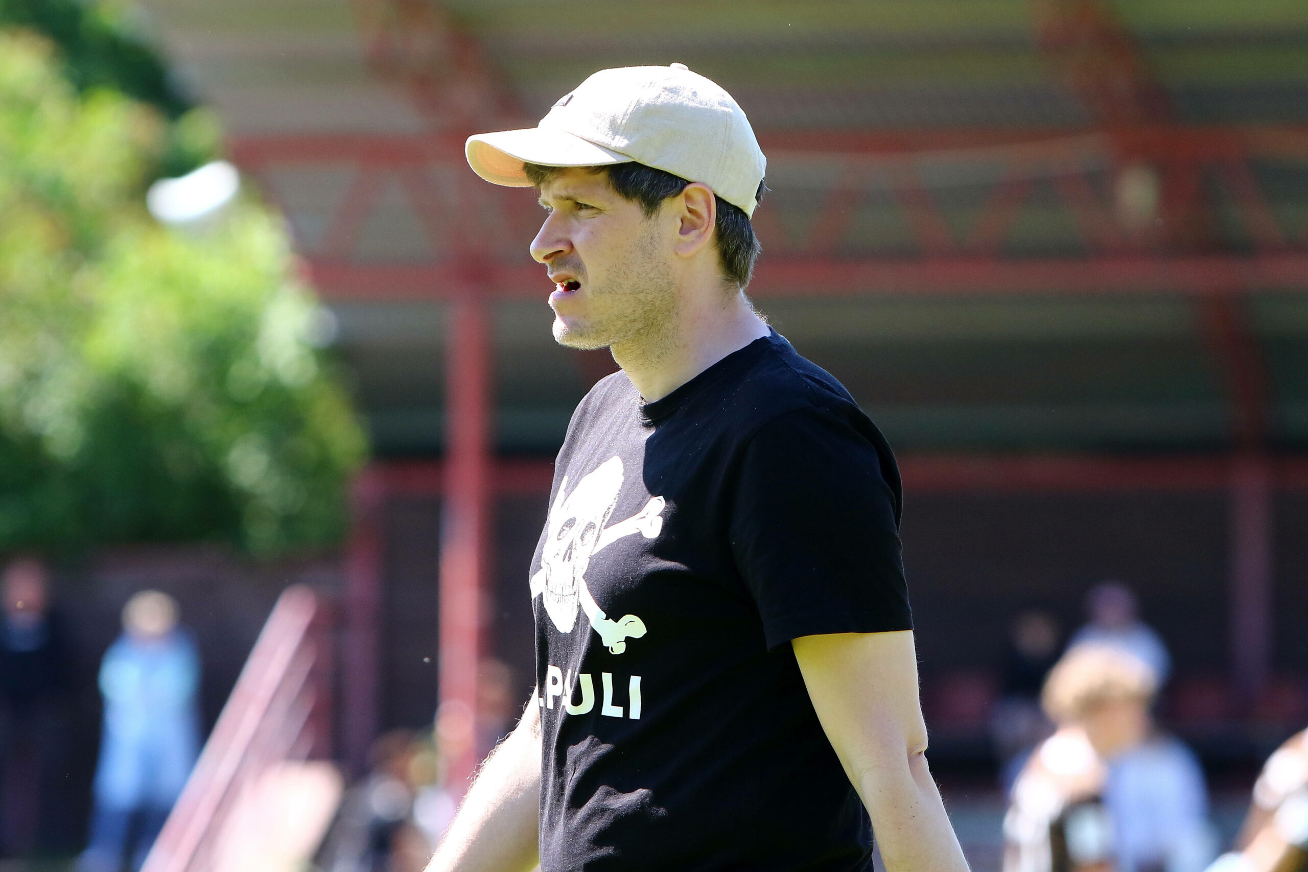 Benjamin Liedtke mit Cap und St. Pauli-Shirt auf dem Rasen an der Wolfgang-Meyer-Sportanlage