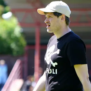 Benjamin Liedtke mit Cap und St. Pauli-Shirt auf dem Rasen an der Wolfgang-Meyer-Sportanlage