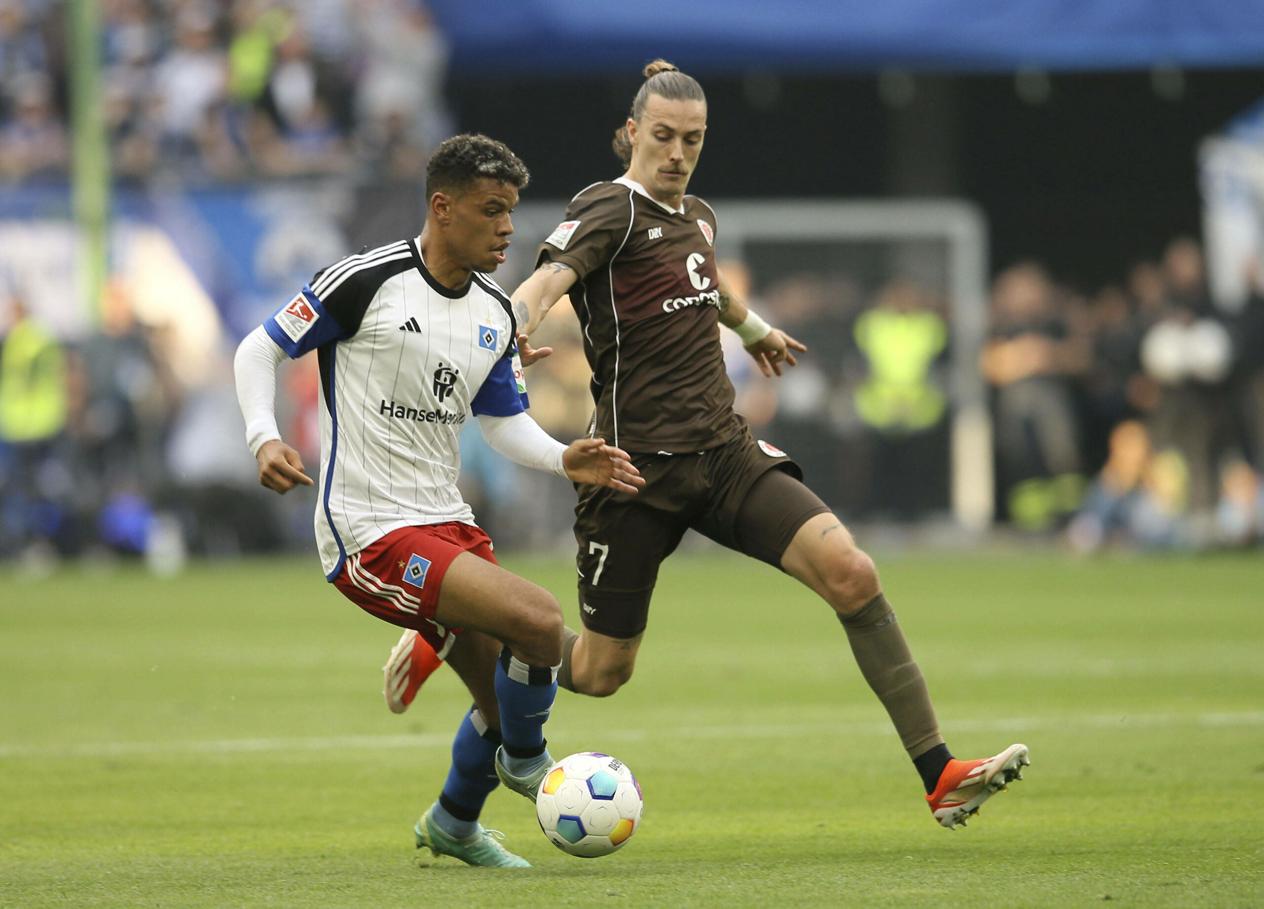 HSV-Profi Ransford Königsdörffer im Duell mit St. Paulis Jackson Irvine