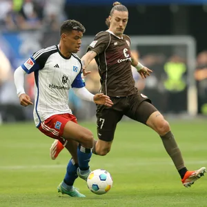 HSV-Profi Ransford Königsdörffer im Duell mit St. Paulis Jackson Irvine