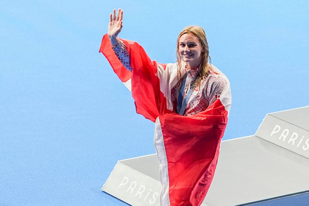Summer McIntosh jubelt mit ihrer Gold-Medaille