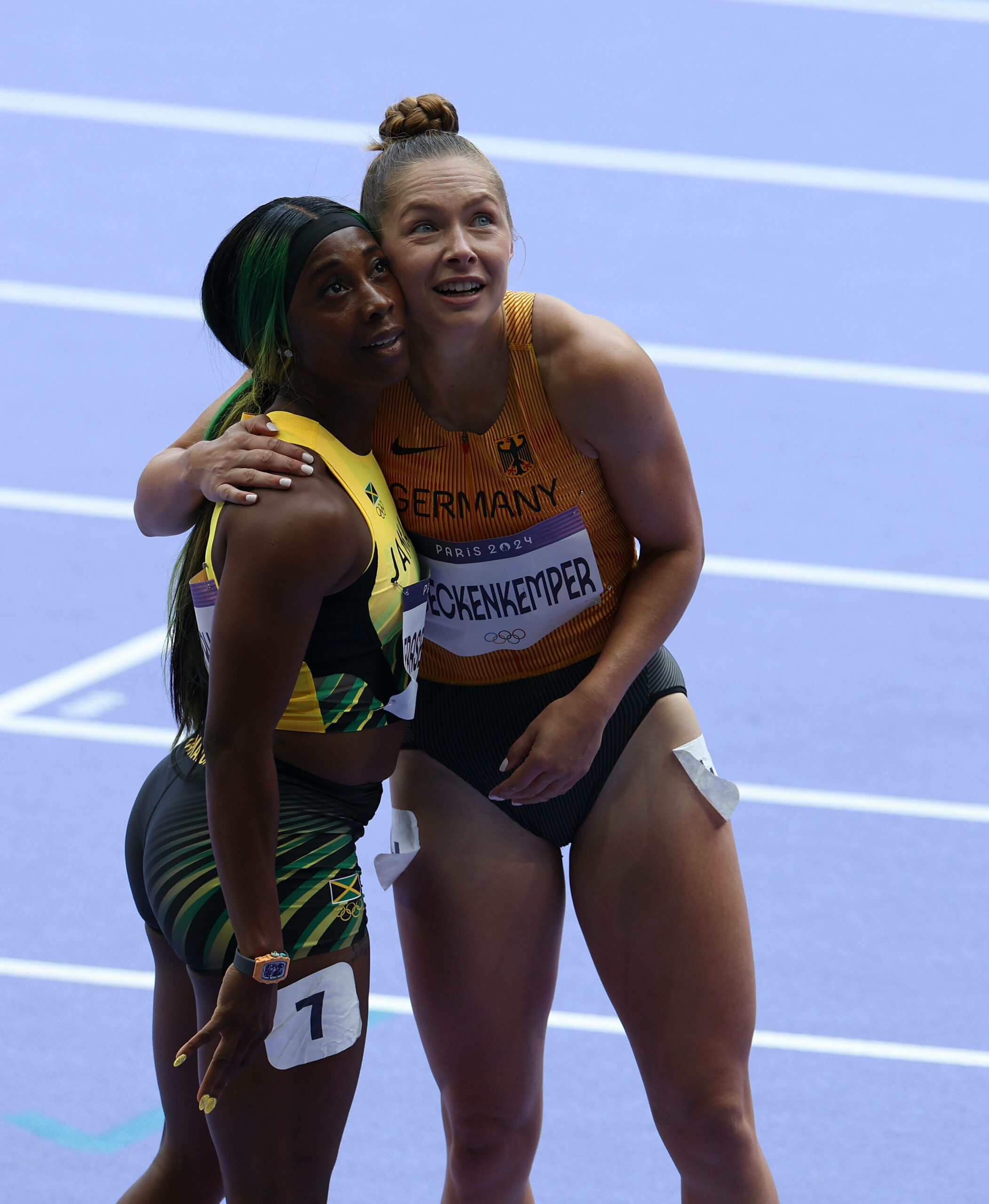 Shelly-Ann Fraser-Pryce und Gina Lückenkemper umarmen sich
