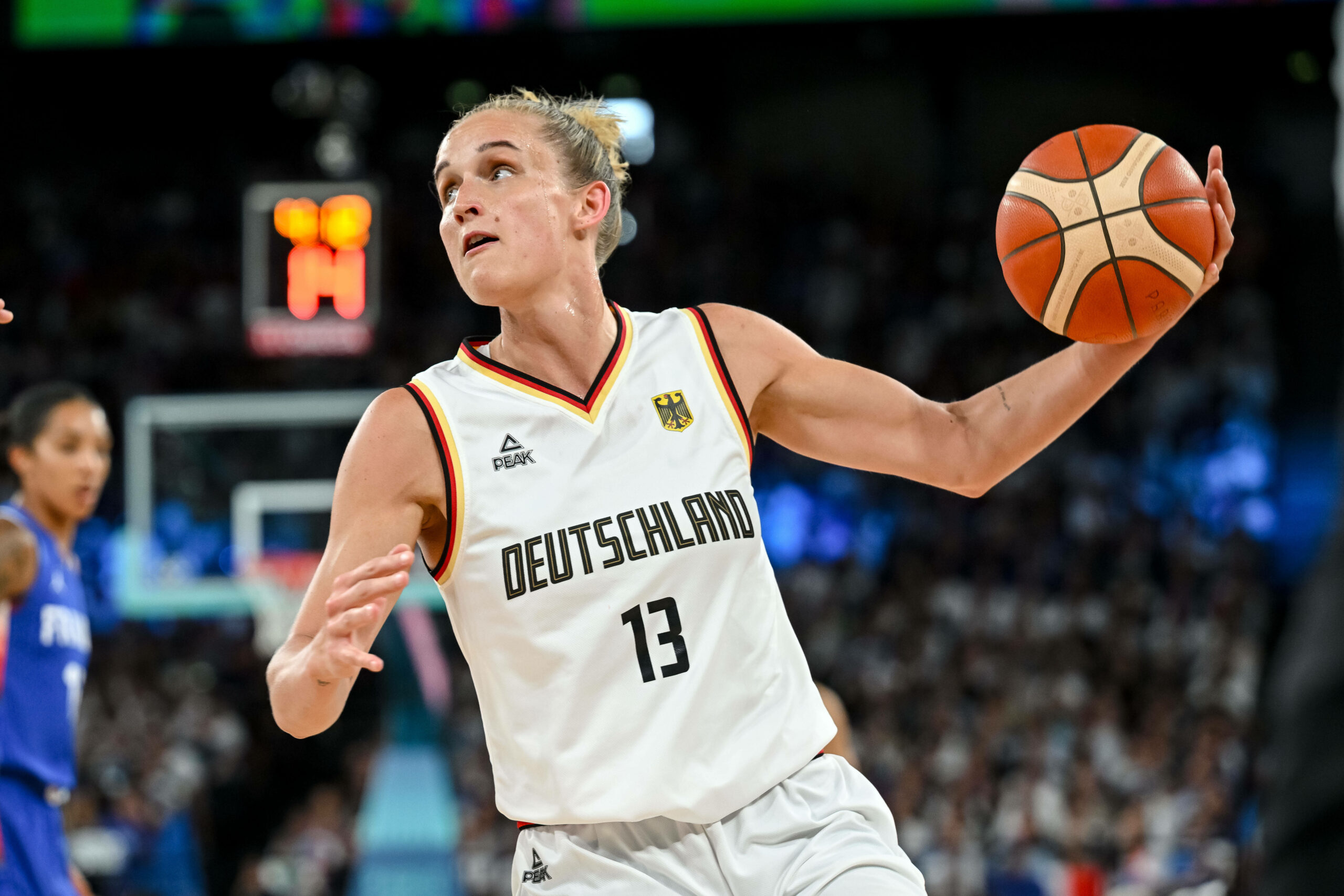 Leonie Fiebich bei einem Basketball-Länderspiel