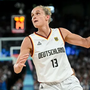 Leonie Fiebich bei einem Basketball-Länderspiel