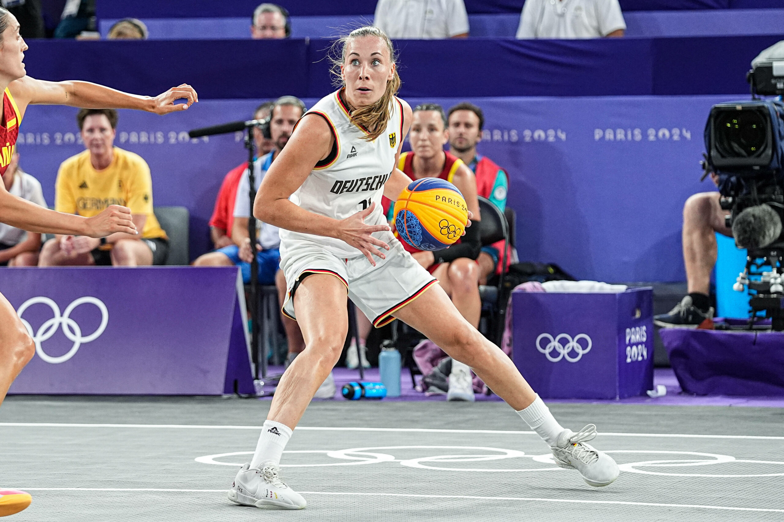Svenja Brunckhorst dribbelt mit dem Ball