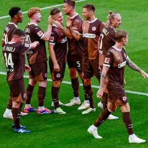 Jubelnde St. Pauli-Spieler