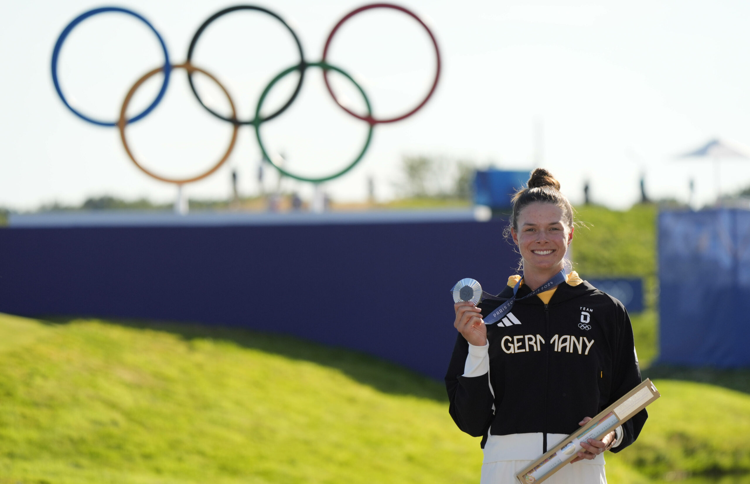 Esther Henseleit mit ihrer Silbermedaille bei Olympia