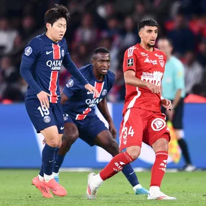 Ibrahim Salah (r.) passt den Ball.