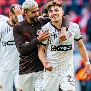 Elias Saad umarmt Philipp Treu