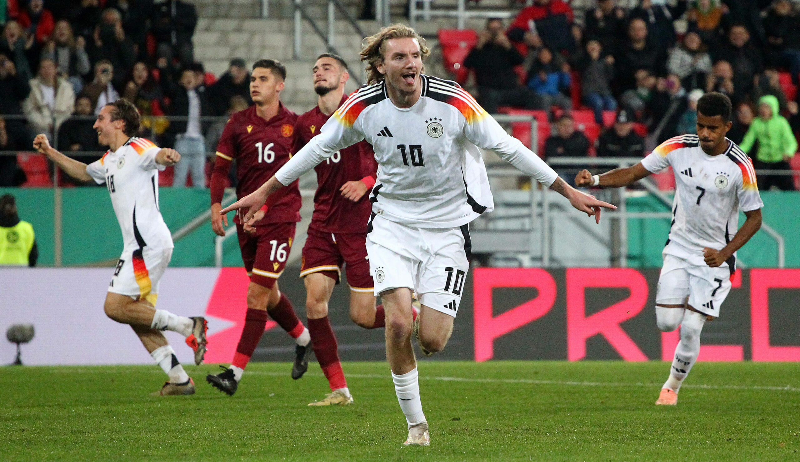 Nick Woltemade bejubelt ein Tor der deutschen U21