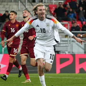 Nick Woltemade bejubelt ein Tor der deutschen U21