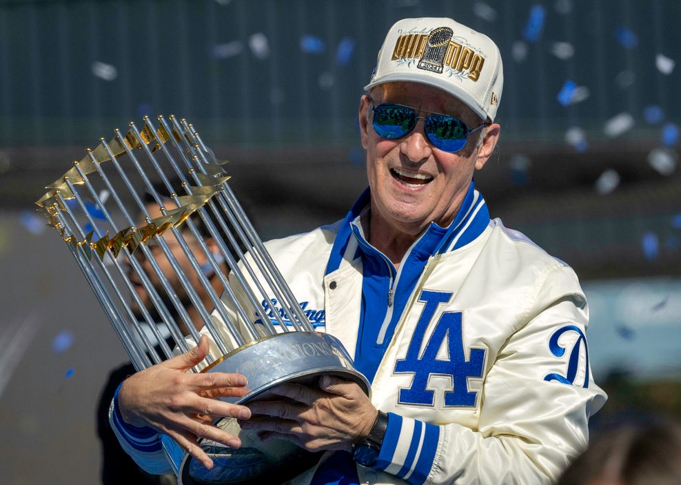 Stan Kasten mit der Trophäe für die World Series