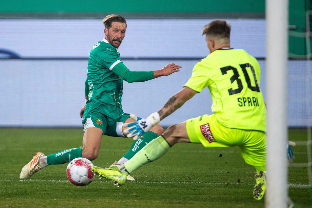 Guido Burgstaller schießt vor Simon Spari